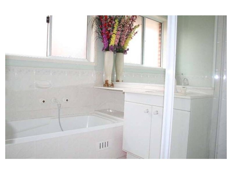 33  Burdekin Crt, Wattle Grove NSW 2173