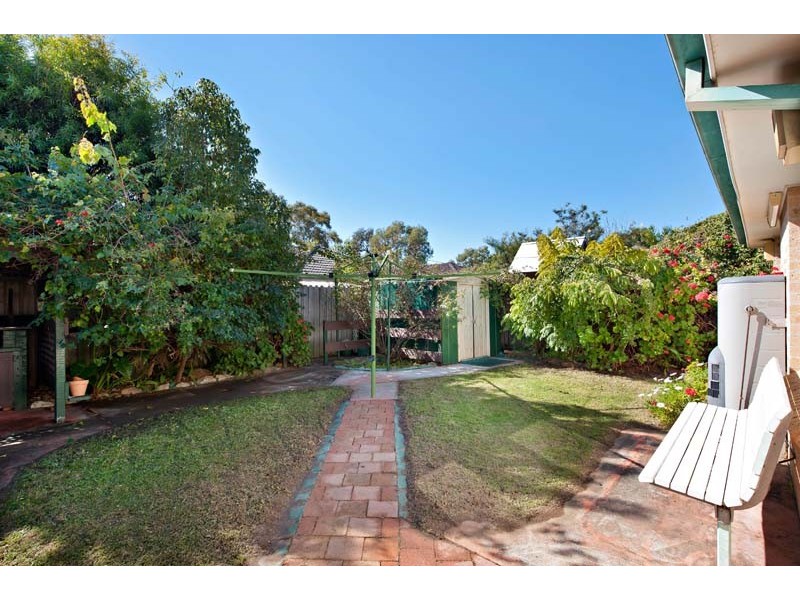 21  Castlerock Court, Wattle Grove NSW 2173