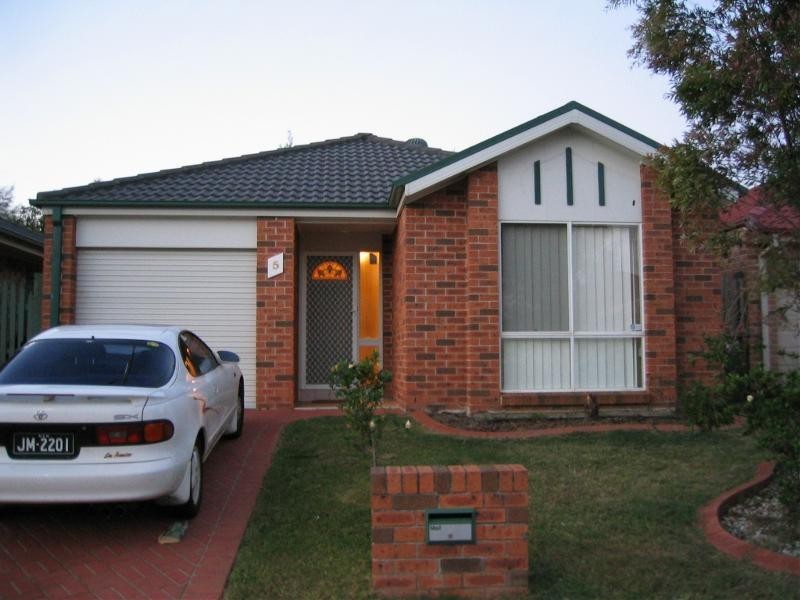 5 Glenelg Court, Wattle Grove NSW 2173