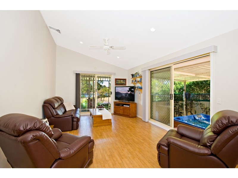 13  Torrens Crt, Wattle Grove NSW 2173