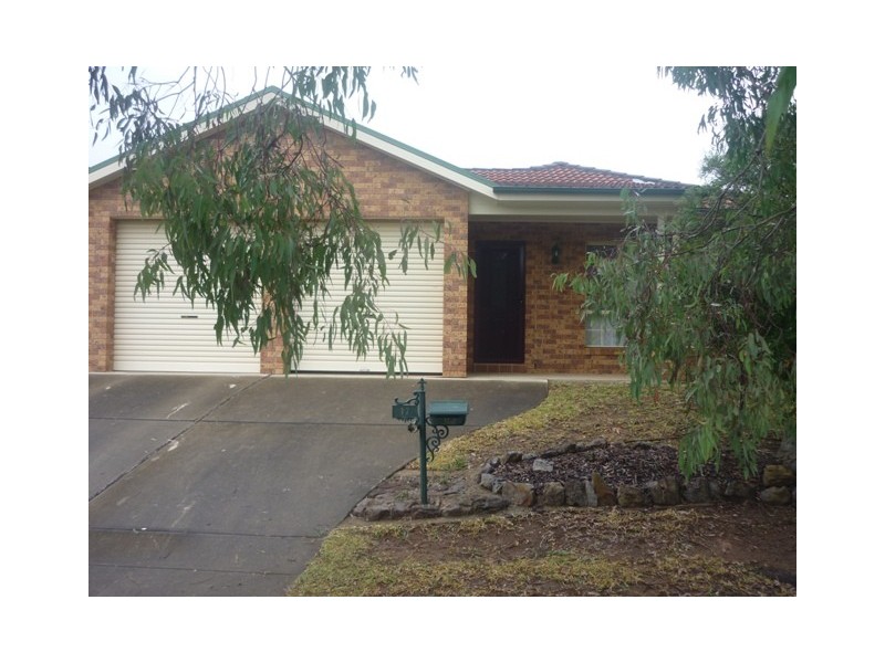 17 Torrens Crt, Wattle Grove NSW 2173