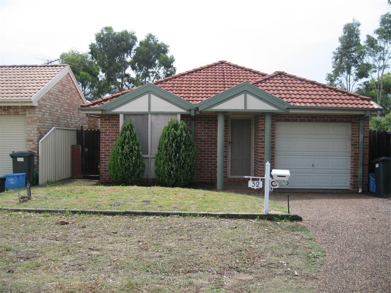 32 Banyule Court, Wattle Grove NSW 2173