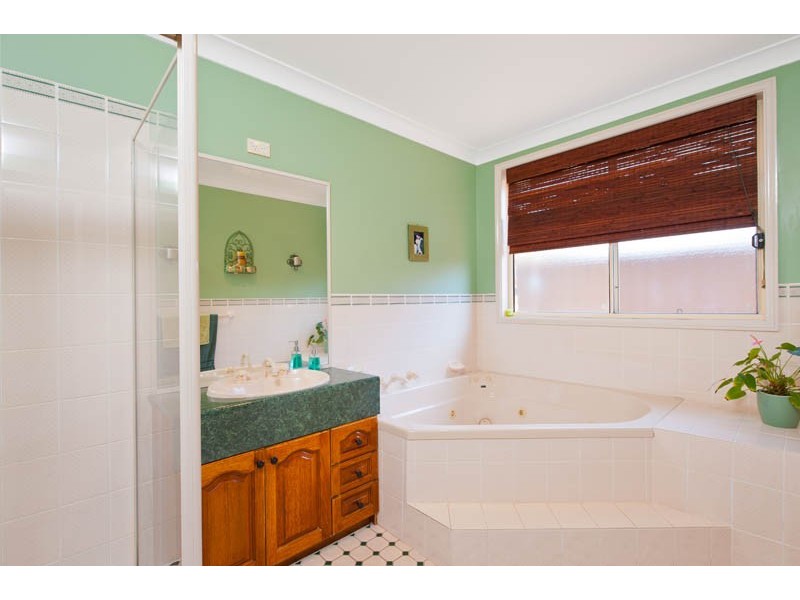 8 Corryton Crt, Wattle Grove NSW 2173