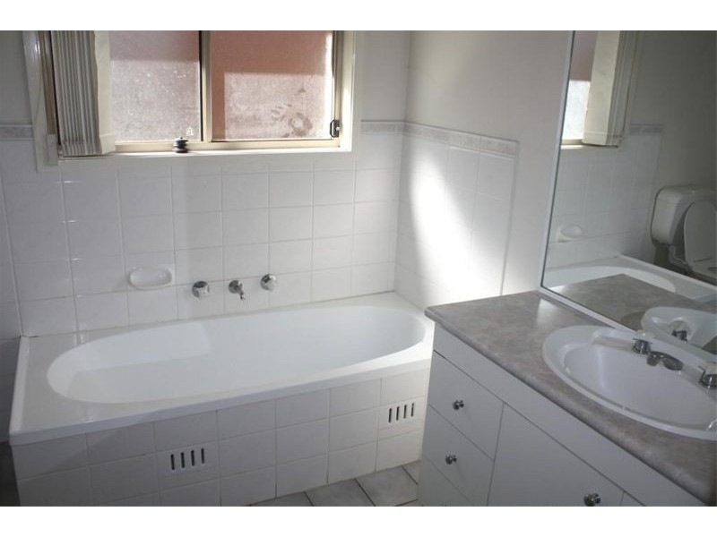 11 Tusculum Court, Wattle Grove NSW 2173