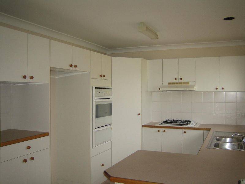 11  Larra Crt, Wattle Grove NSW 2173