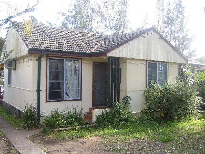 5 Salamaua Crescent, Holsworthy NSW 2173