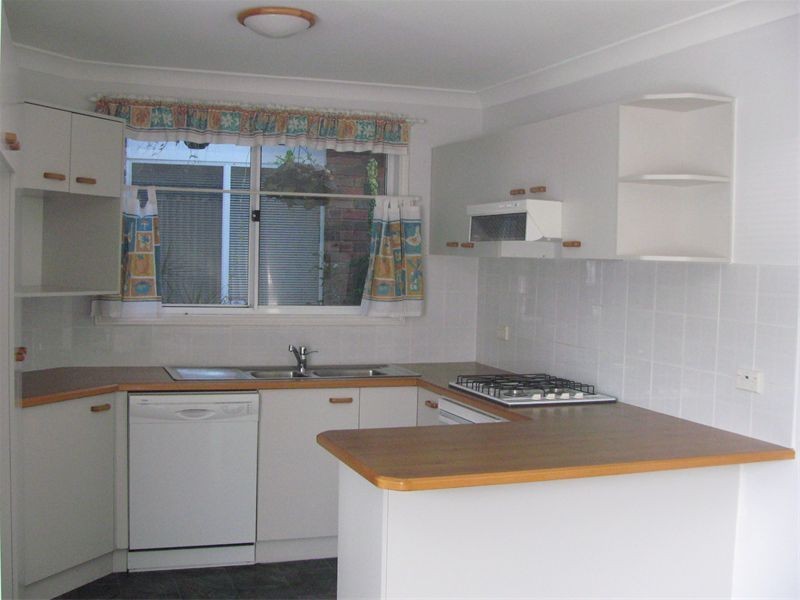 10  Valleyfield Ct, Wattle Grove NSW 2173