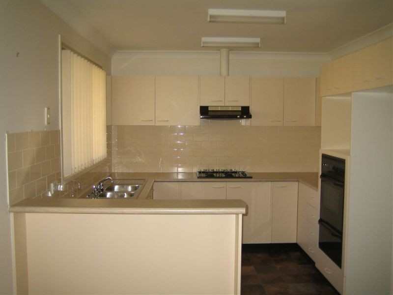 8 Jenolan Ct, Wattle Grove NSW 2173