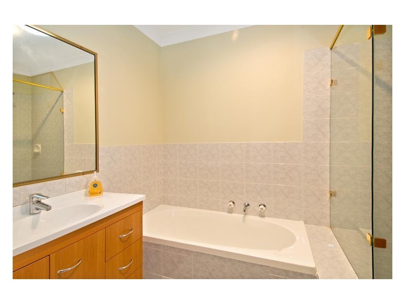 25   LANYON CT,, Wattle Grove NSW 2173