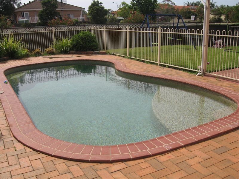 8  Cassinia Court, Wattle Grove NSW 2173