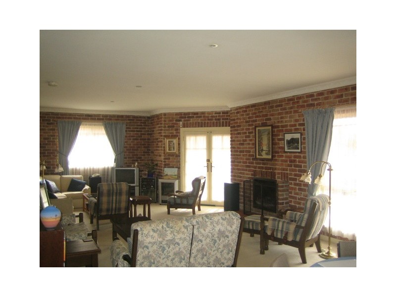 2  Ancura Ct, Wattle Grove NSW 2173