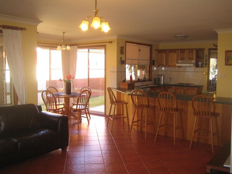 15 Barwon Crt, Wattle Grove NSW 2173