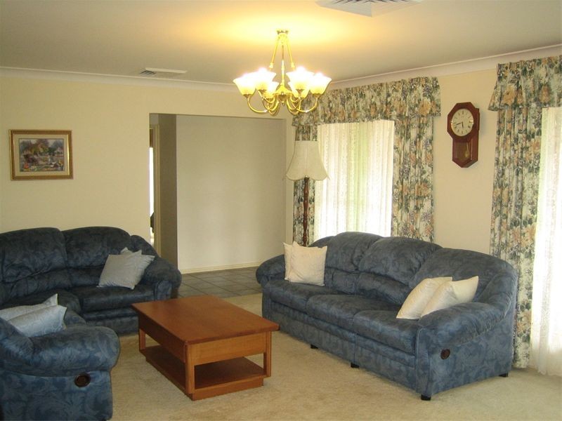 50   Daintree Drive, Wattle Grove NSW 2173