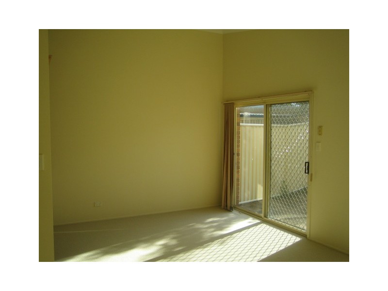 2/6   Salamaua Cres, Holsworthy NSW 2173