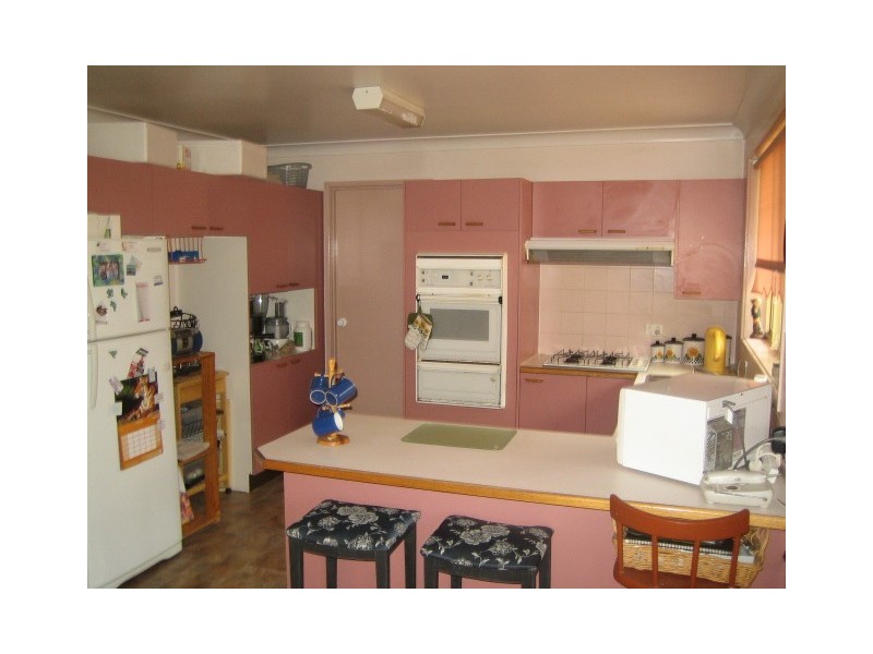 1  BOOREE COURT, Wattle Grove NSW 2173