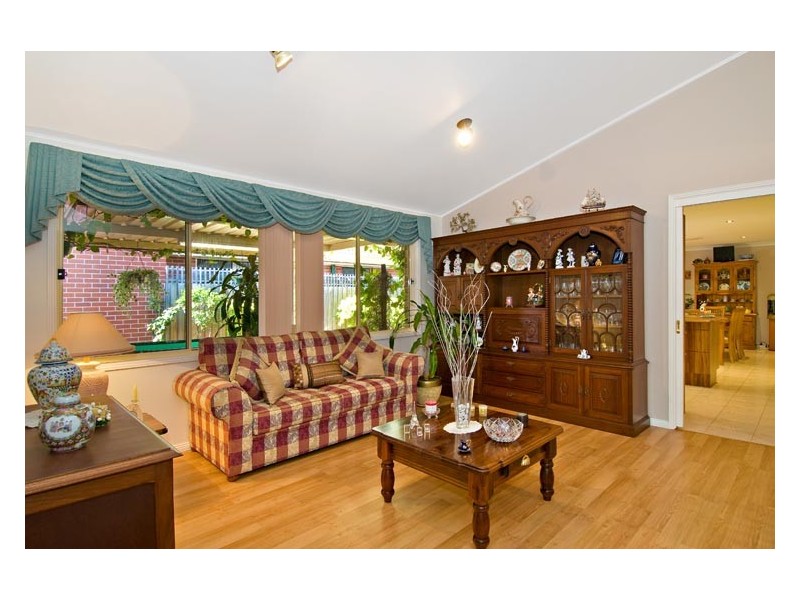 10   Somercoates Crt, Wattle Grove NSW 2173