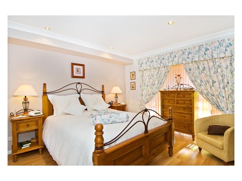 10   Somercoates Crt, Wattle Grove NSW 2173