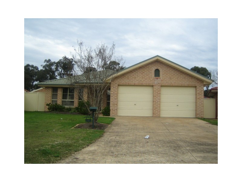 8  Woolmers Court, Wattle Grove NSW 2173