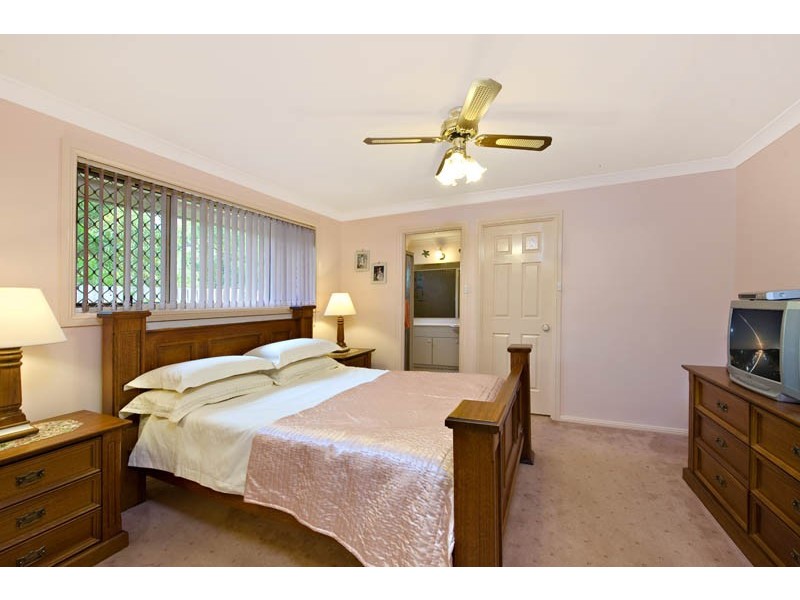 33 Beltana Court, Wattle Grove NSW 2173