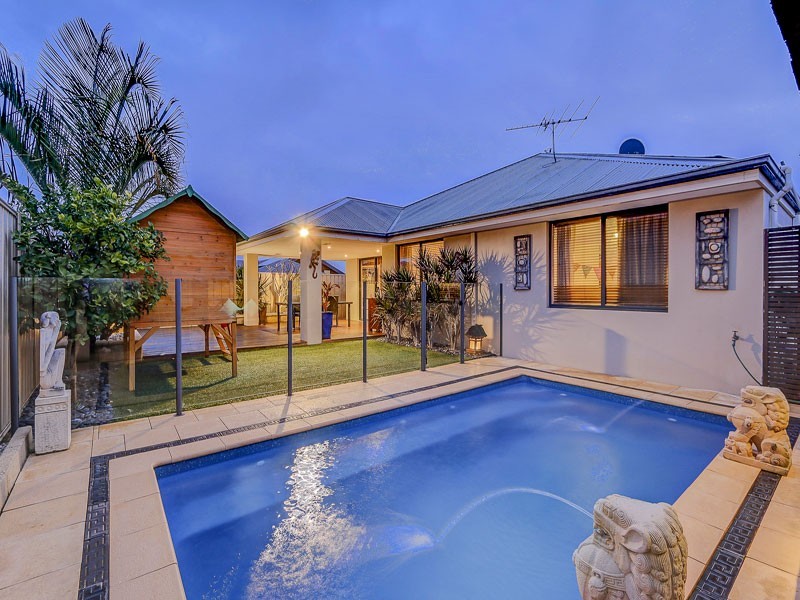 27 Tullow Gardens, Darch WA 6065