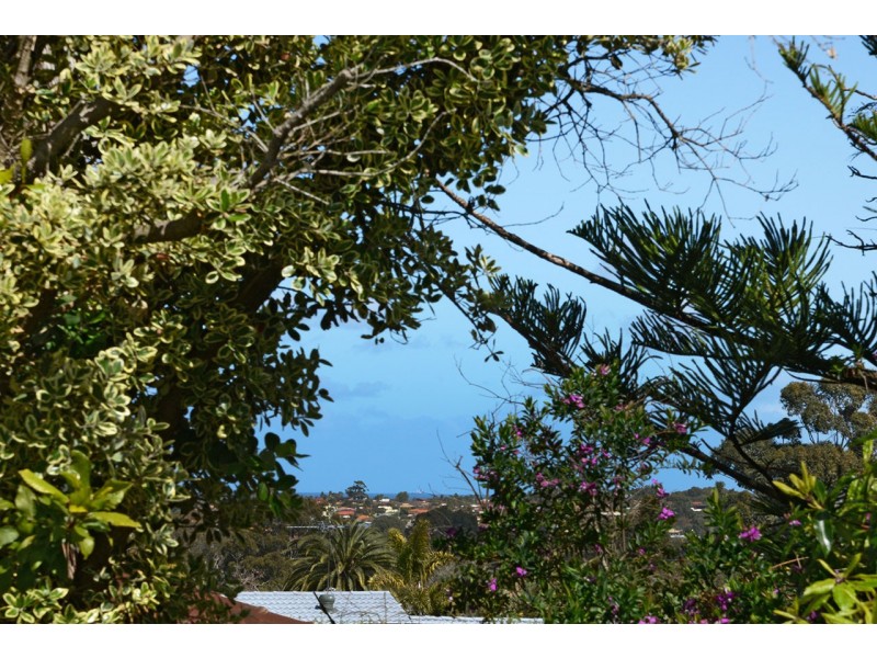 8 Ocean View Rd, Edgewater WA 6027