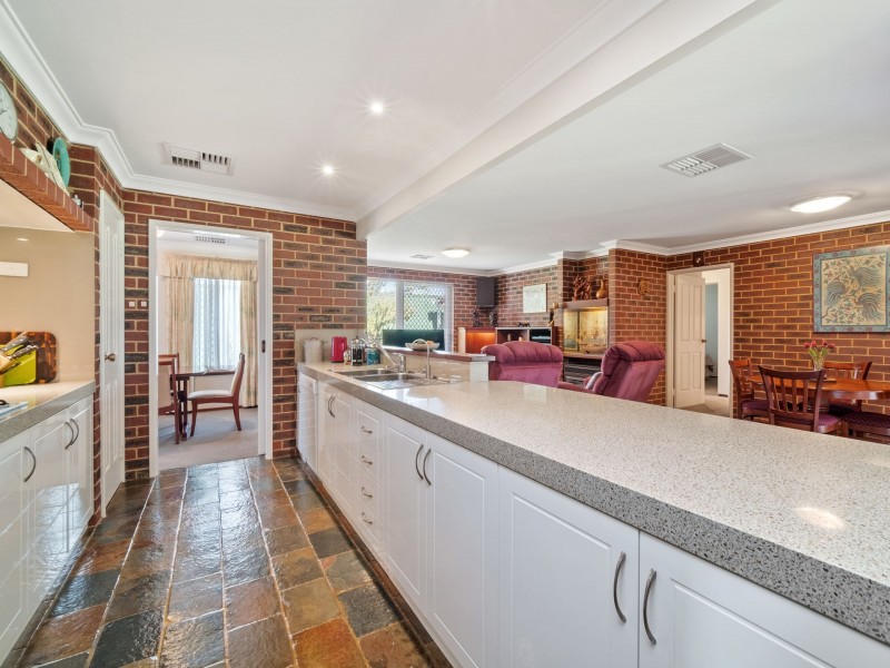 1 Elbury Court, Kingsley WA 6026