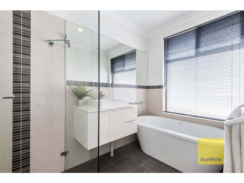 16 Halidon Street, Kingsley WA 6026