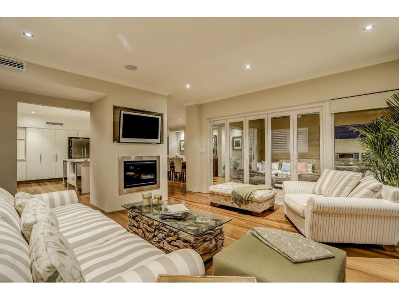 18 Tahiti Lane, Hillarys WA 6025