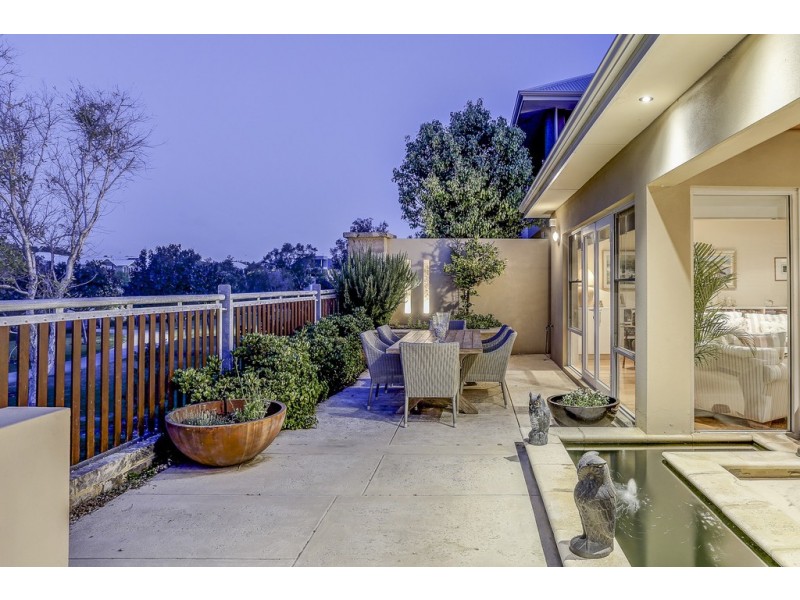 18 Tahiti Lane, Hillarys WA 6025