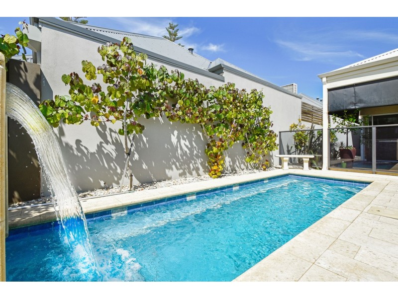 4 Martinique Mews, Hillarys WA 6025