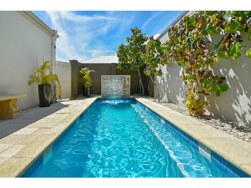 4 Martinique Mews, Hillarys WA 6025