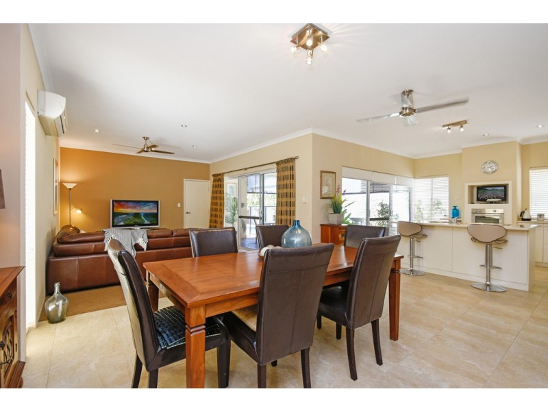 4 Martinique Mews, Hillarys WA 6025