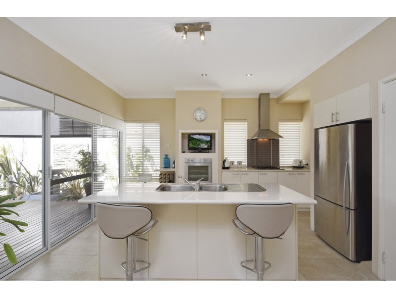 4 Martinique Mews, Hillarys WA 6025