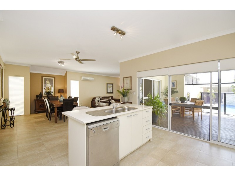 4 Martinique Mews, Hillarys WA 6025