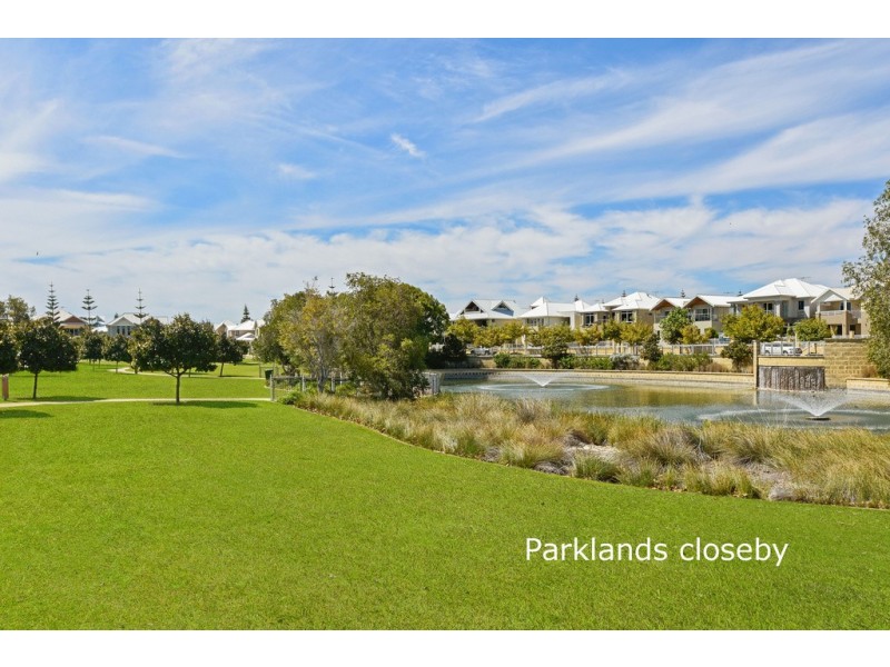 4 Martinique Mews, Hillarys WA 6025