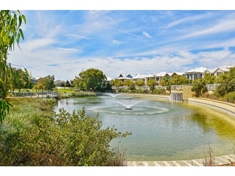 4 Martinique Mews, Hillarys WA 6025