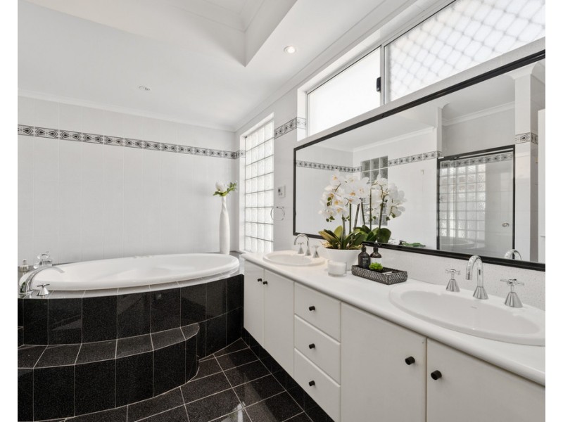 10 Kirribilli Court, Kallaroo WA 6025