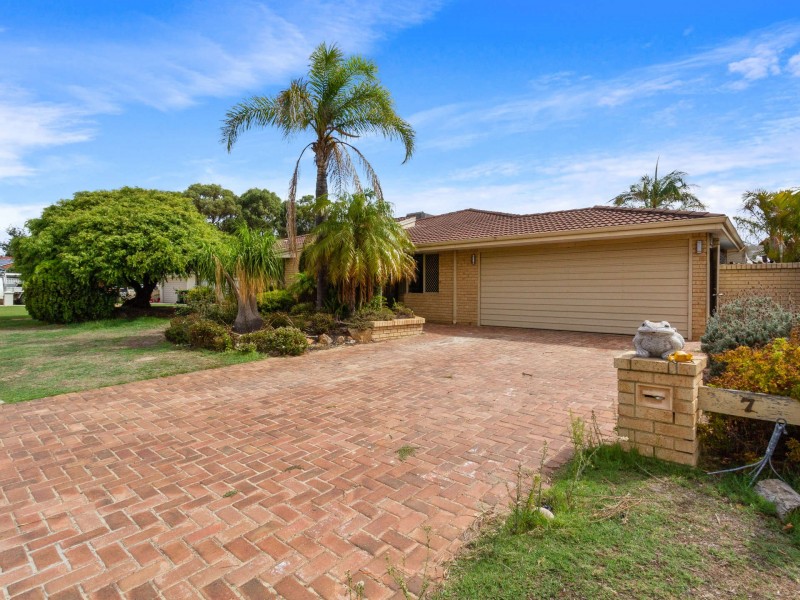 7 Bindoo Rise, Woodvale WA 6026