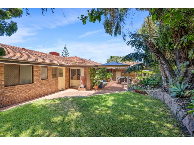 16 Henderson Drive, Kallaroo WA 6025