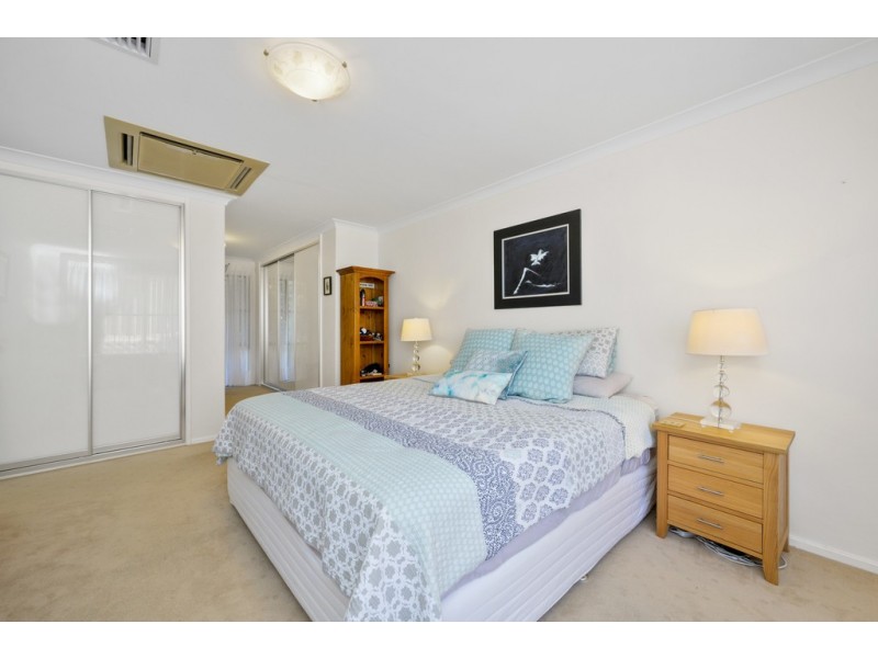 16 Henderson Drive, Kallaroo WA 6025