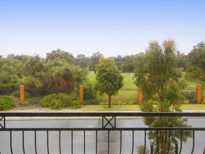 116  Golf Links Drive, Carramar WA 6031