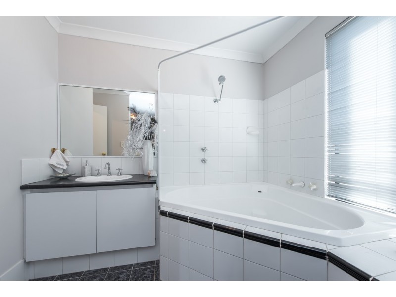 6 Golspie Place, Kinross WA 6028