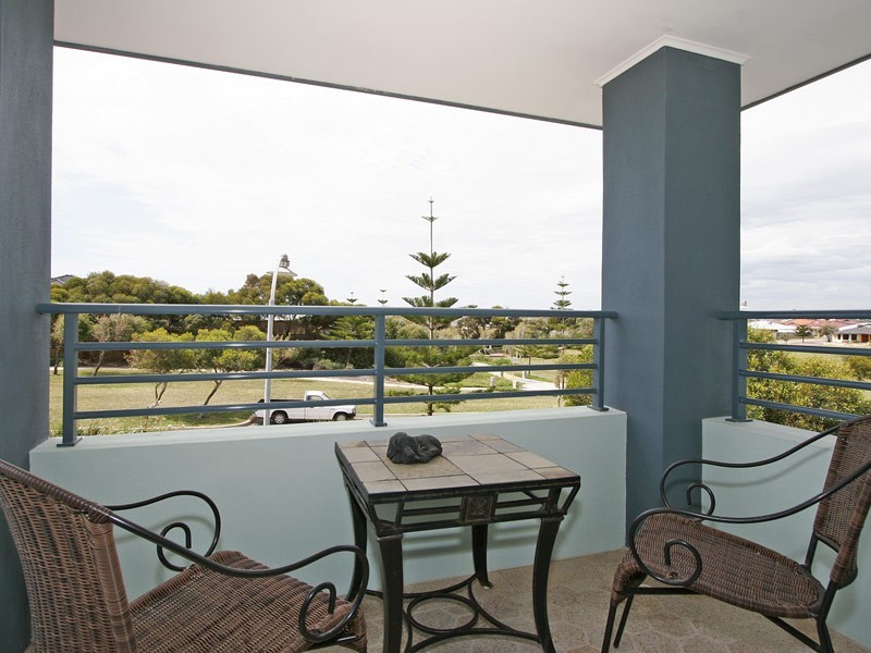 38 Boardwalk Blvd, Halls Head WA 6210