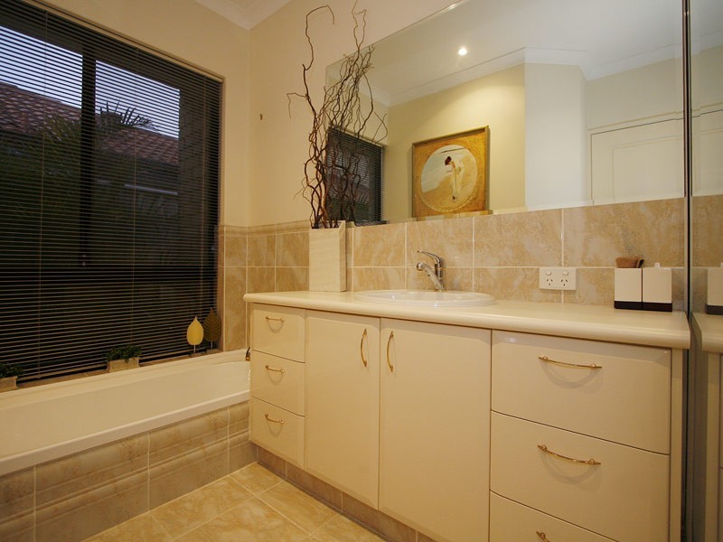 4 Whitmore Tce, Heathridge WA 6027