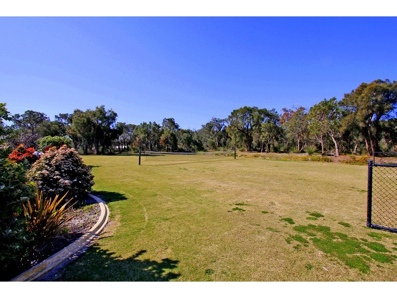 137 Rustic Gardens, Carramar WA 6031