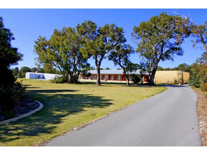 137 Rustic Gardens, Carramar WA 6031