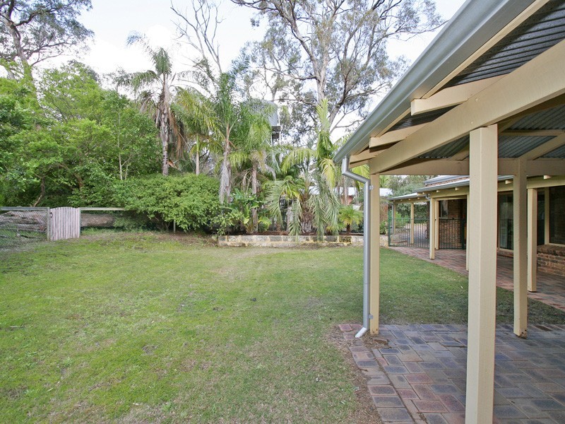 60 Bushland Retreat, Carramar WA 6031