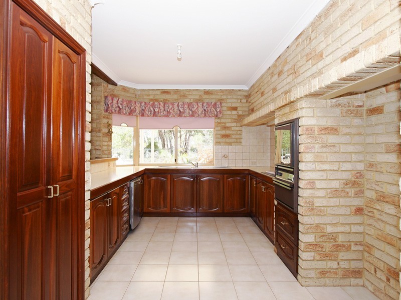 60 Bushland Retreat, Carramar WA 6031