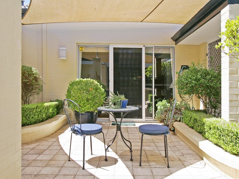 6 Honeysuckle Grv, Carramar WA 6031