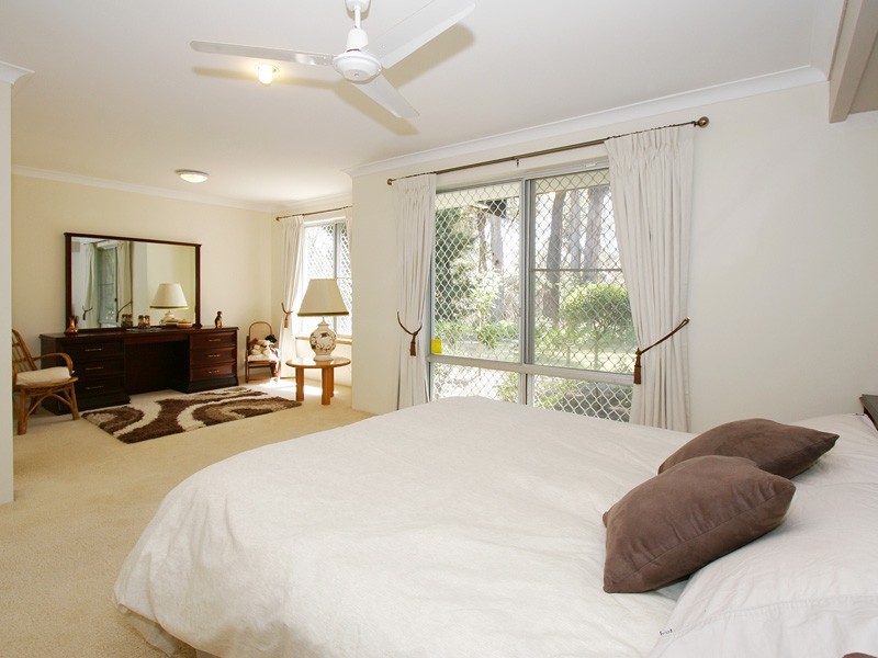 6 Honeysuckle Grv, Carramar WA 6031